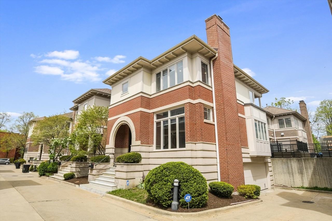 1308 S Plymouth Ct - Photo 2 of 38