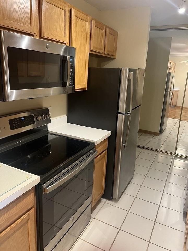 1043 S York Rd Apt 606 - Photo 3 of 8