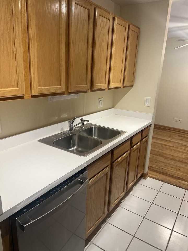 1043 S York Rd Apt 606 - Photo 4 of 8