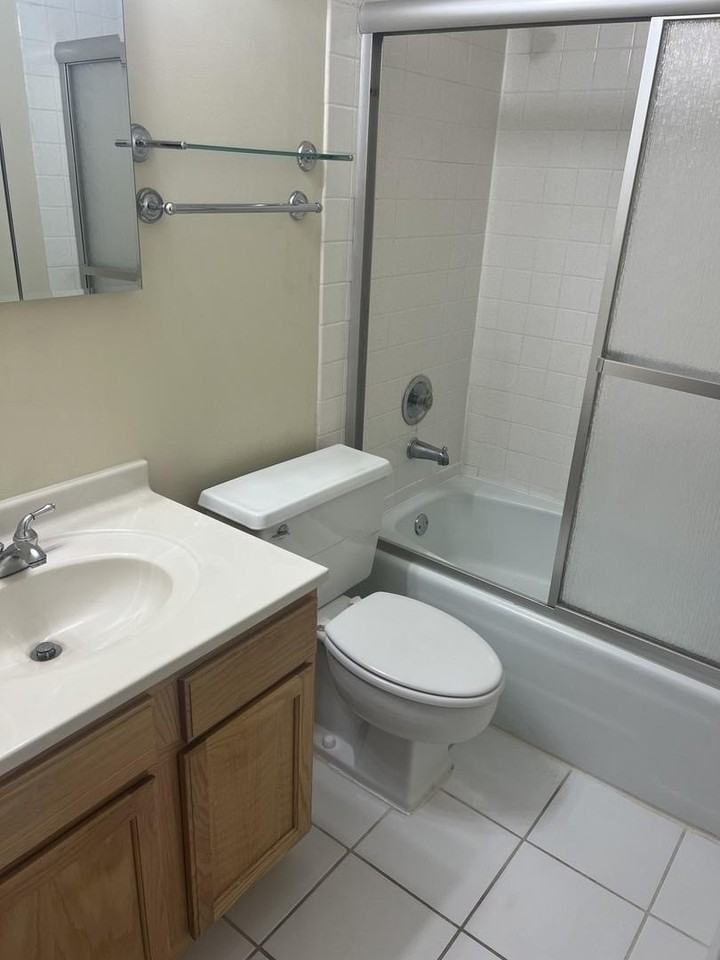 1043 S York Rd Apt 606 - Photo 7 of 8