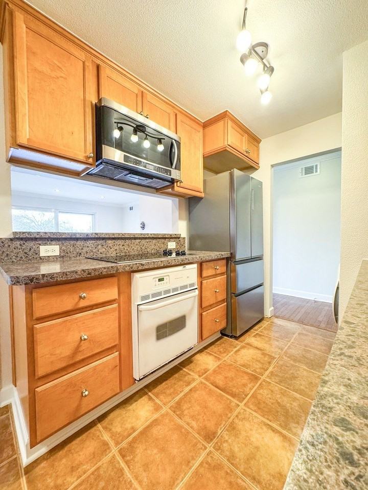 675 Grove Dr Apt 208 - Photo 4 of 25