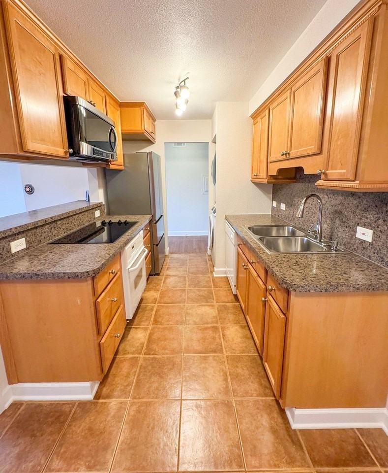 675 Grove Dr Apt 208 - Photo 5 of 25