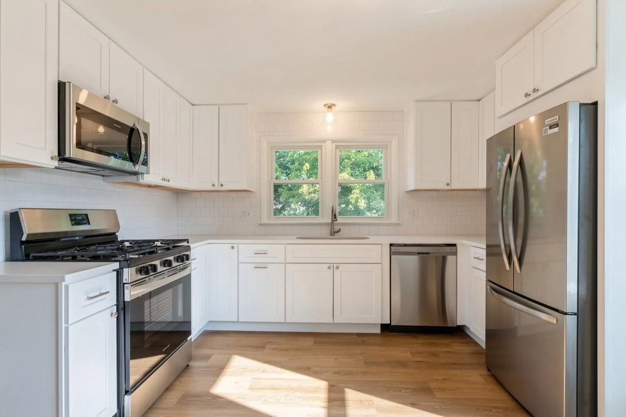 6867 N Ottawa Ave Apt 2 - Photo 3 of 12