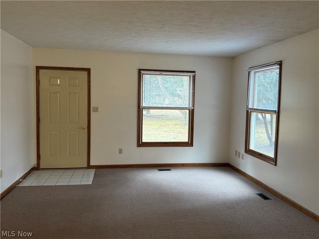 4044 Mogadore Rd - Photo 4 of 21