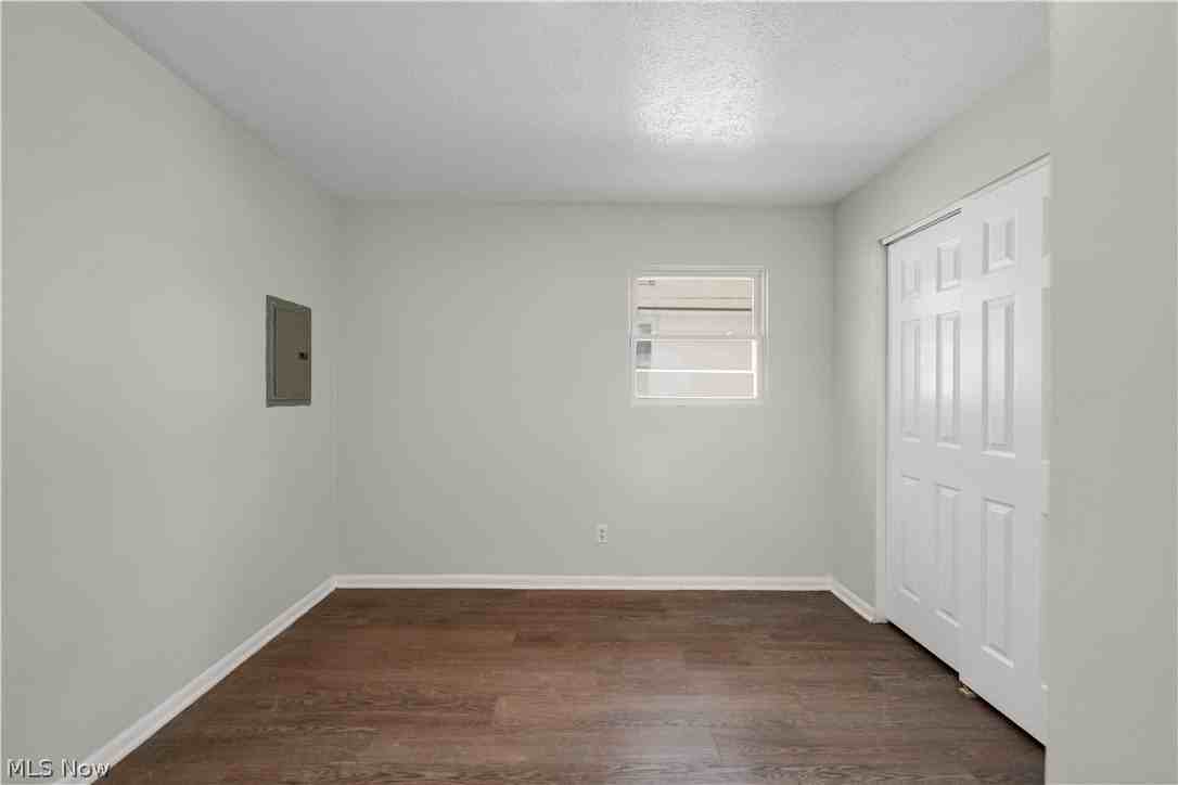 12114 Milligan Ave - Photo 4 of 25