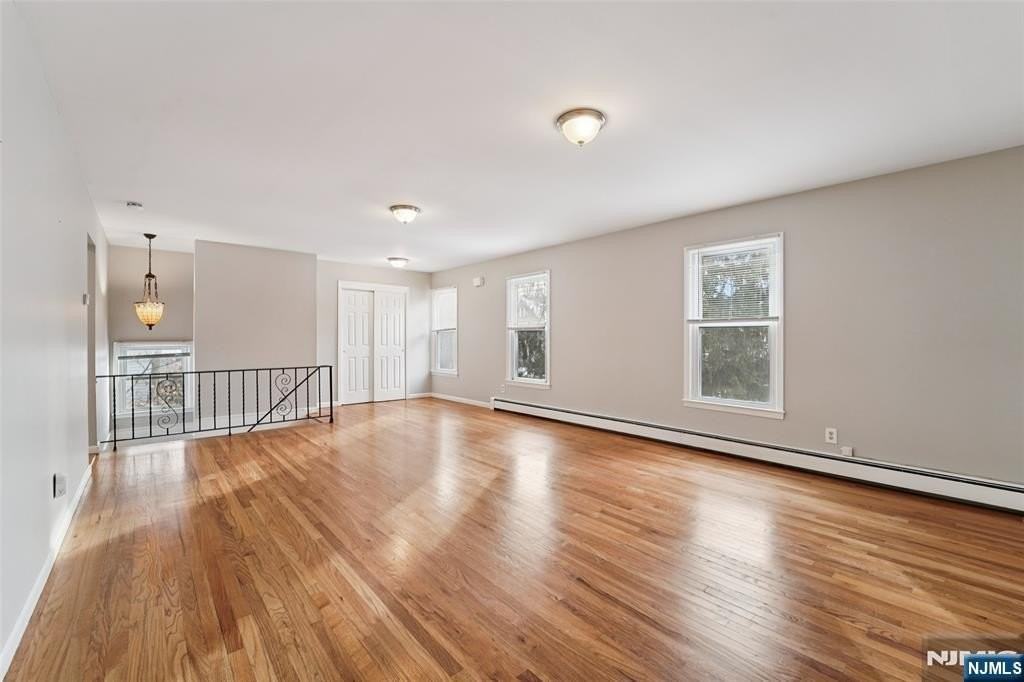 215 Woodside Ave - Photo 4 of 25