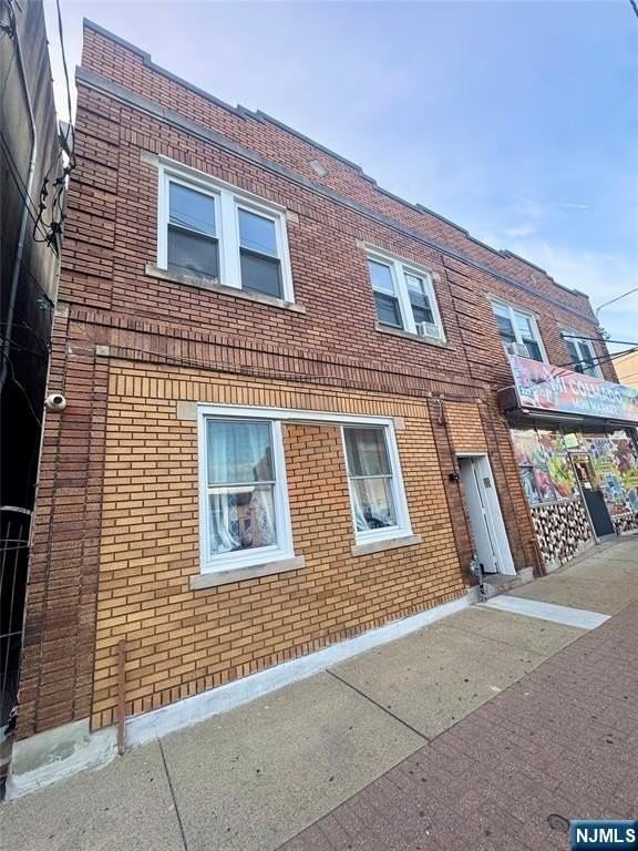 225 Harrison Ave - Photo 2 of 11