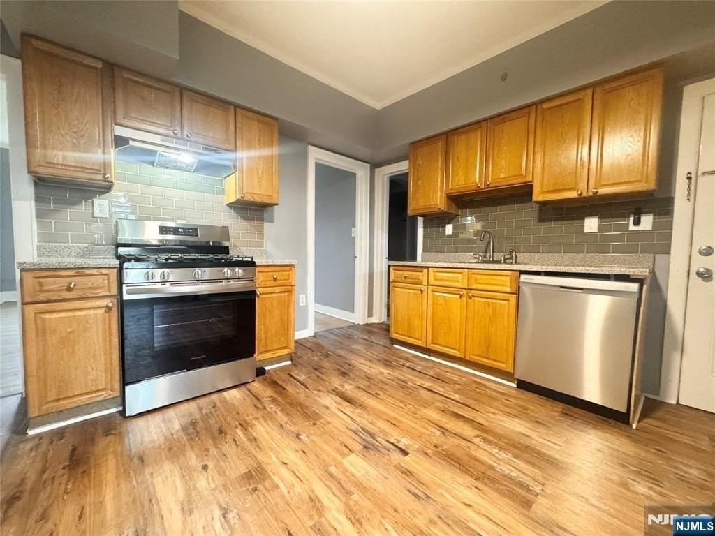 225 Harrison Ave - Photo 4 of 11