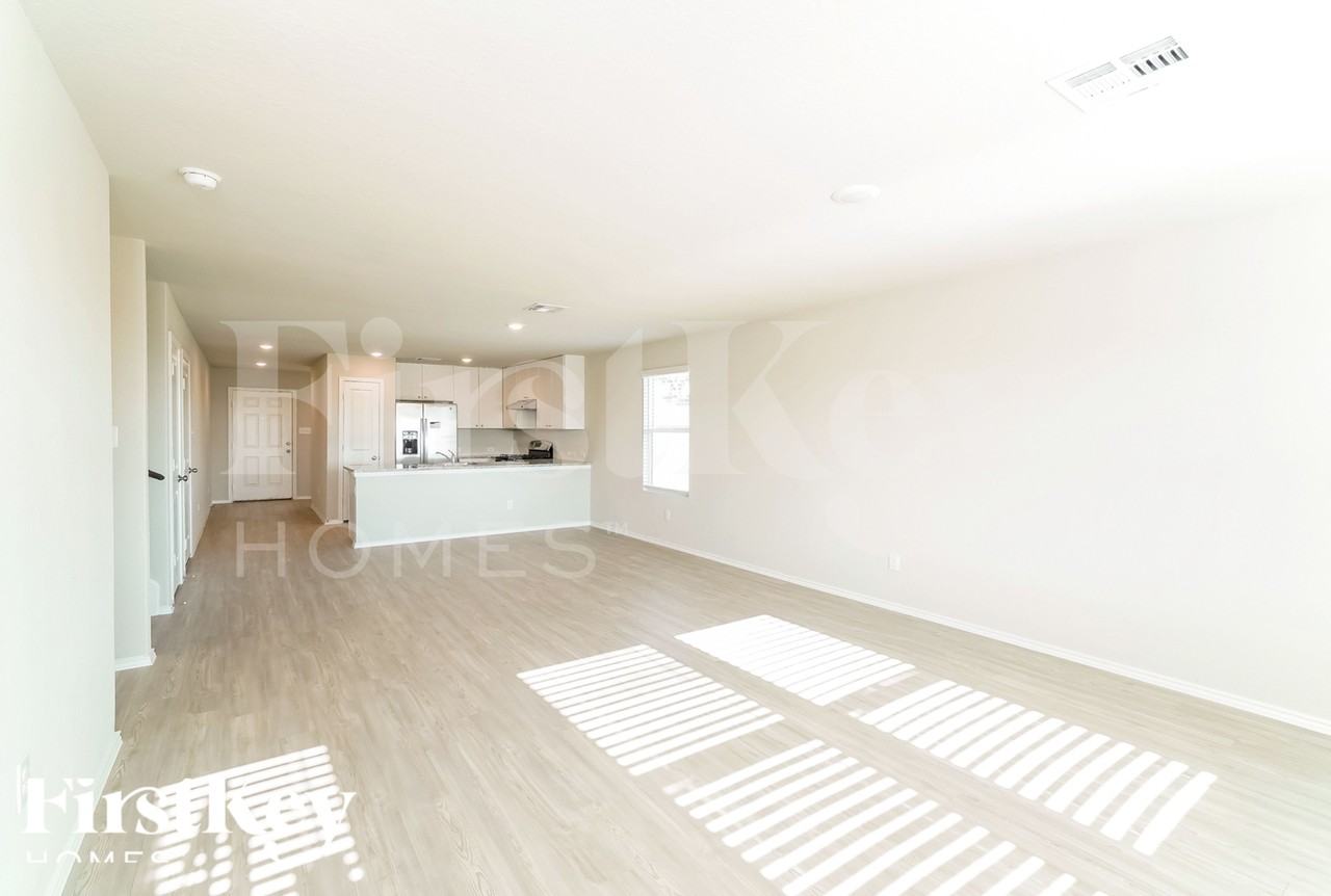 13244 Rosemary Cv - Photo 3 of 18