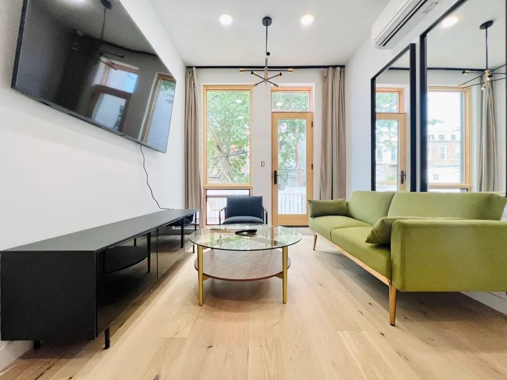 Private Bedroom in 3 Bedroom/4 Bathroom Home - Photo 7 of 9