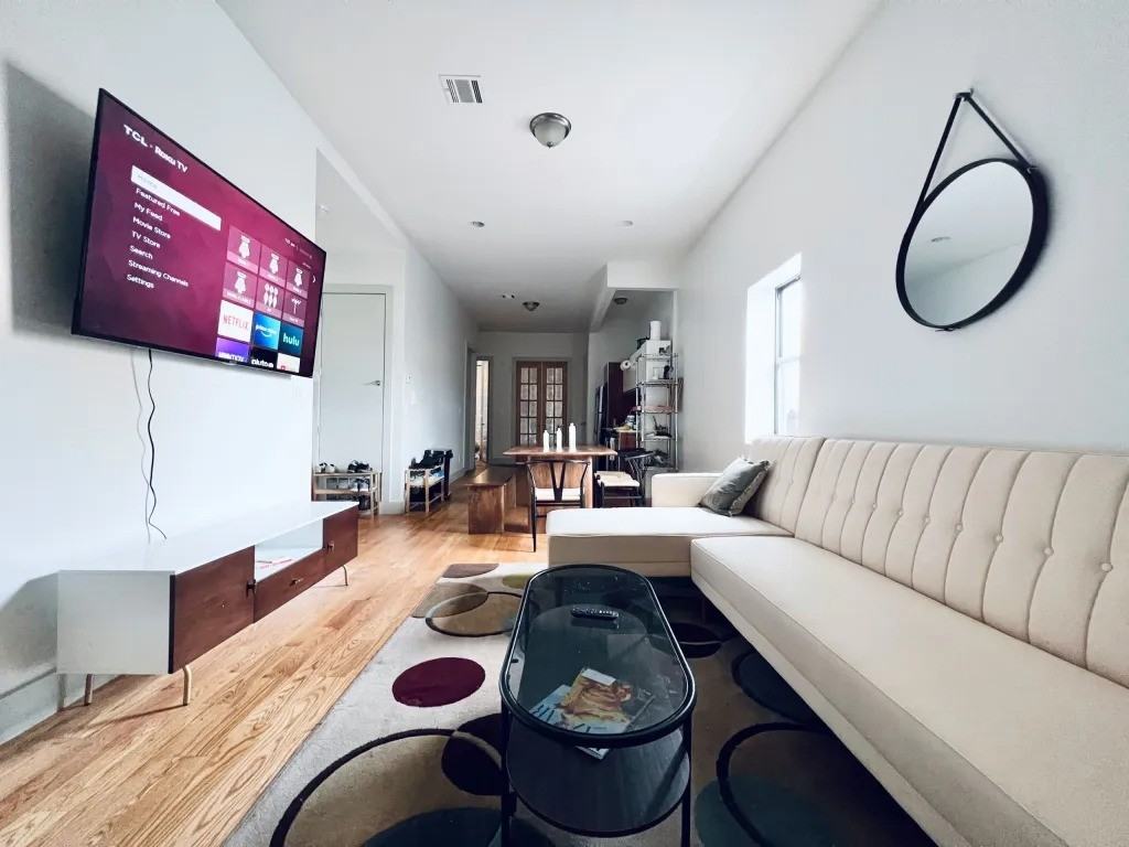 Private Bedroom in 6 Bedroom/2 Bathroom Home - Photo 6 of 9