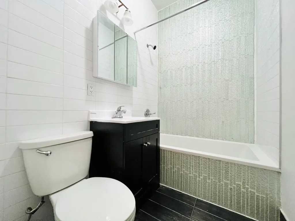 Private Bedroom in 6 Bedroom/2 Bathroom Home - Photo 7 of 9