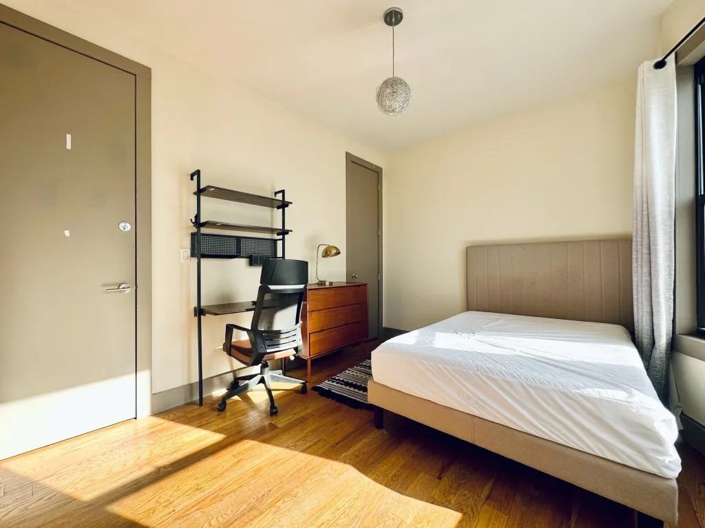 Private Bedroom in 4 Bedroom/2 Bathroom Home - Photo 3 of 8