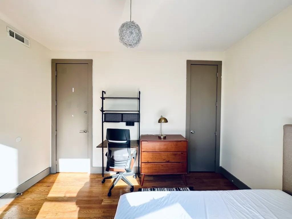 Private Bedroom in 4 Bedroom/2 Bathroom Home - Photo 4 of 8