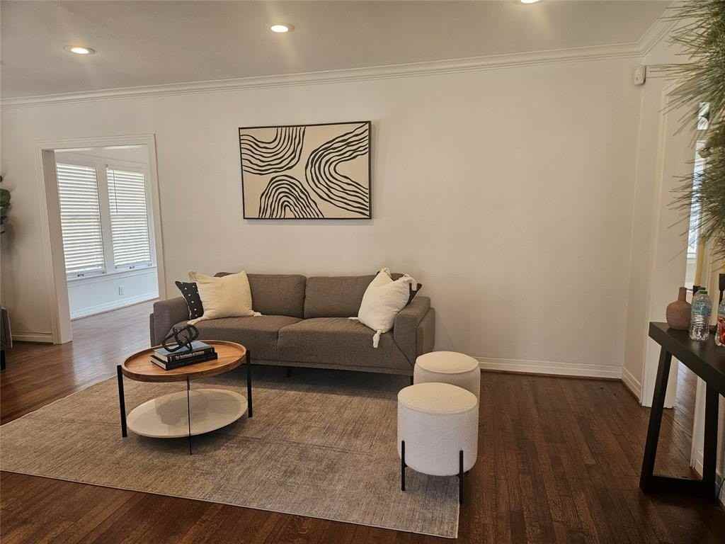 7010 Vivian Ave - Photo 5 of 30