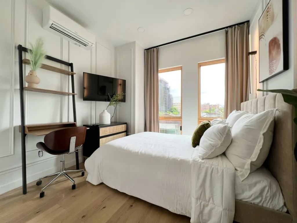 Private Bedroom in 3 Bedroom/4 Bathroom Home - Photo 2 of 9