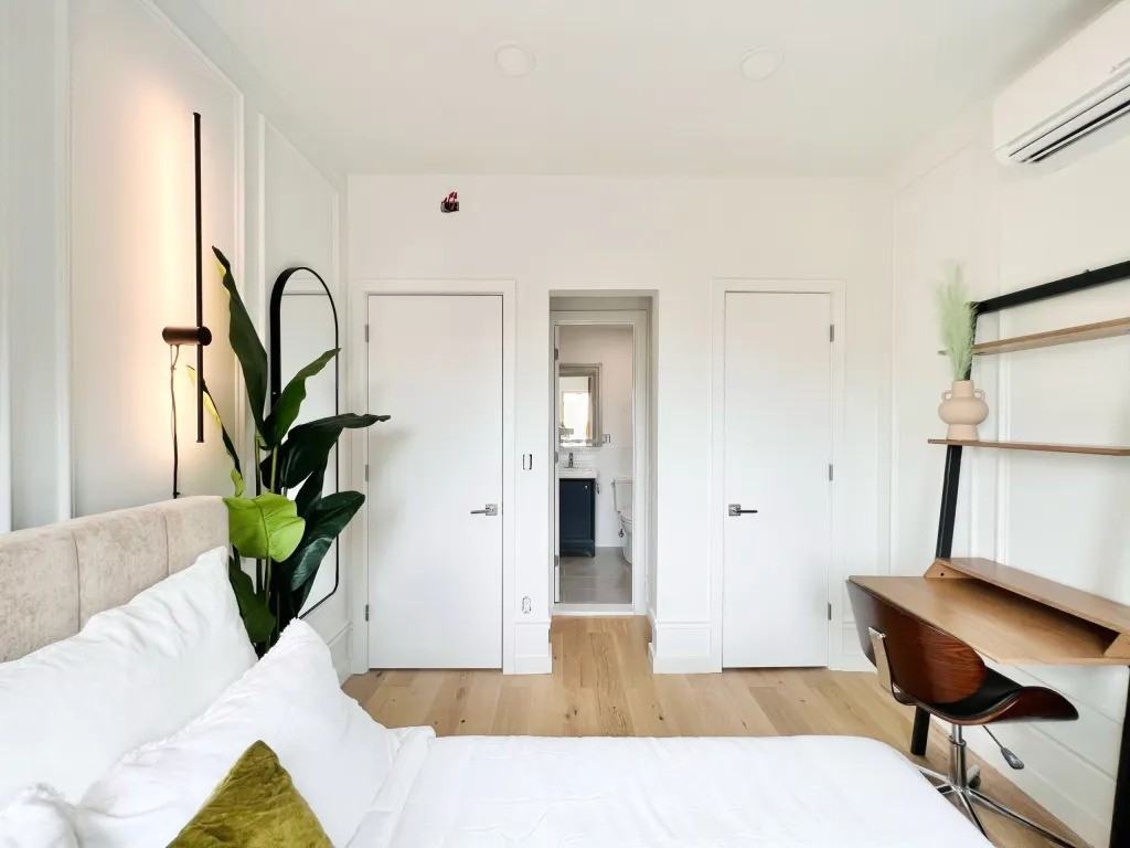 Private Bedroom in 3 Bedroom/4 Bathroom Home - Photo 4 of 9