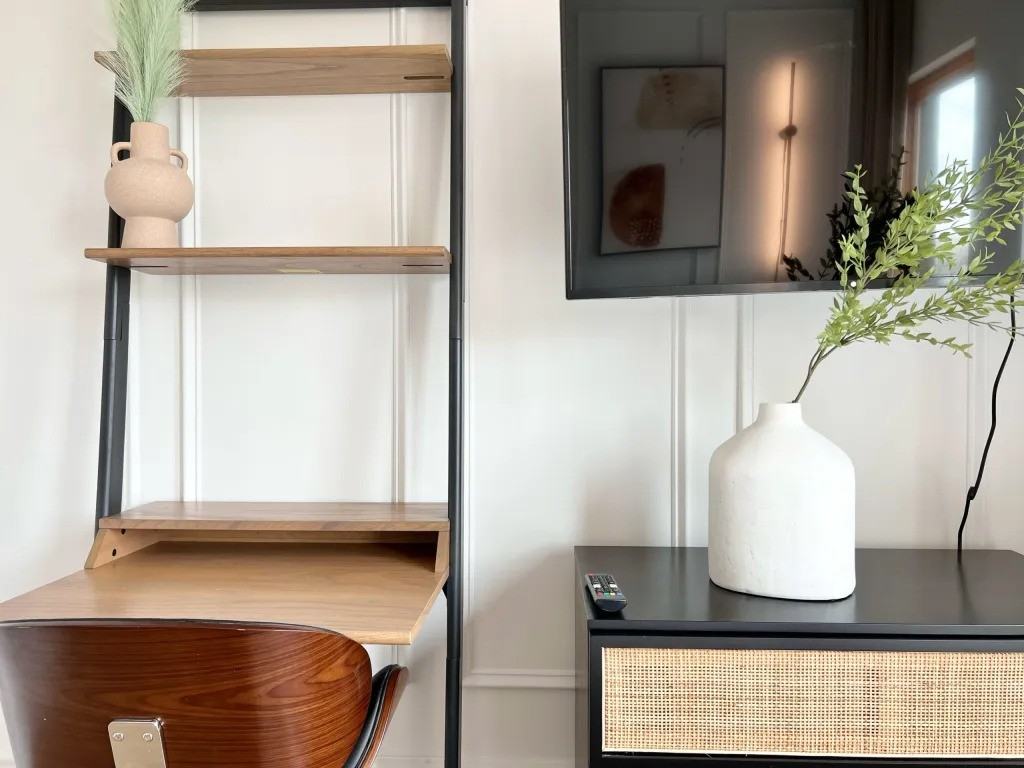 Private Bedroom in 3 Bedroom/4 Bathroom Home - Photo 6 of 9