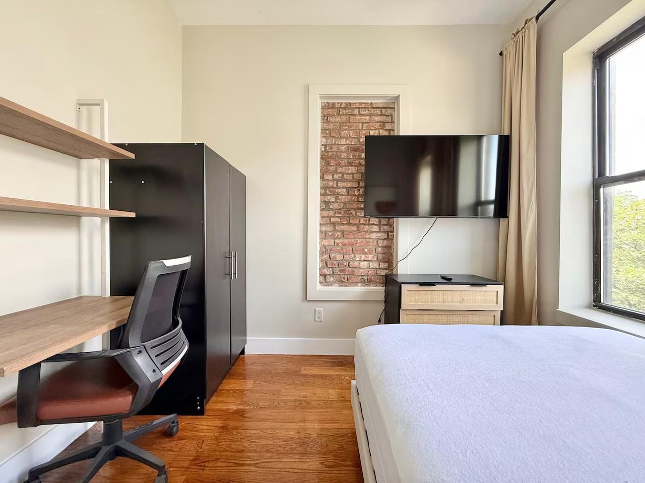 Private Bedroom in 4 Bedroom/1 Bathroom Home - Photo 6 of 7