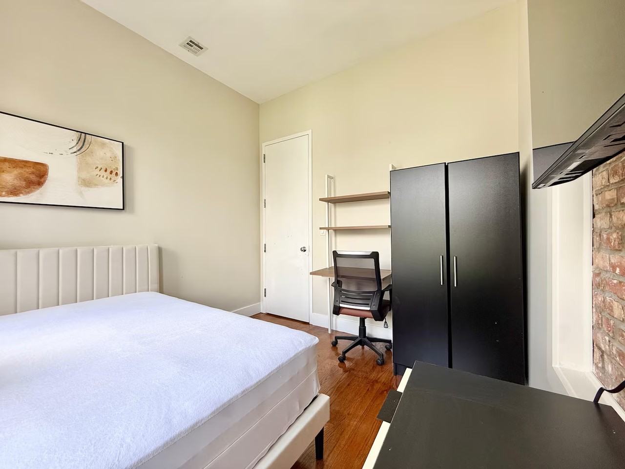 Private Bedroom in 4 Bedroom/1 Bathroom Home - Photo 7 of 7