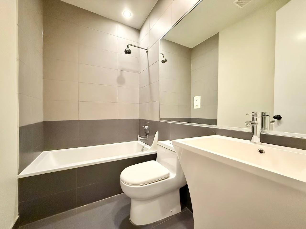 Private Bedroom in 4 Bedroom/1 Bathroom Home - Photo 2 of 7