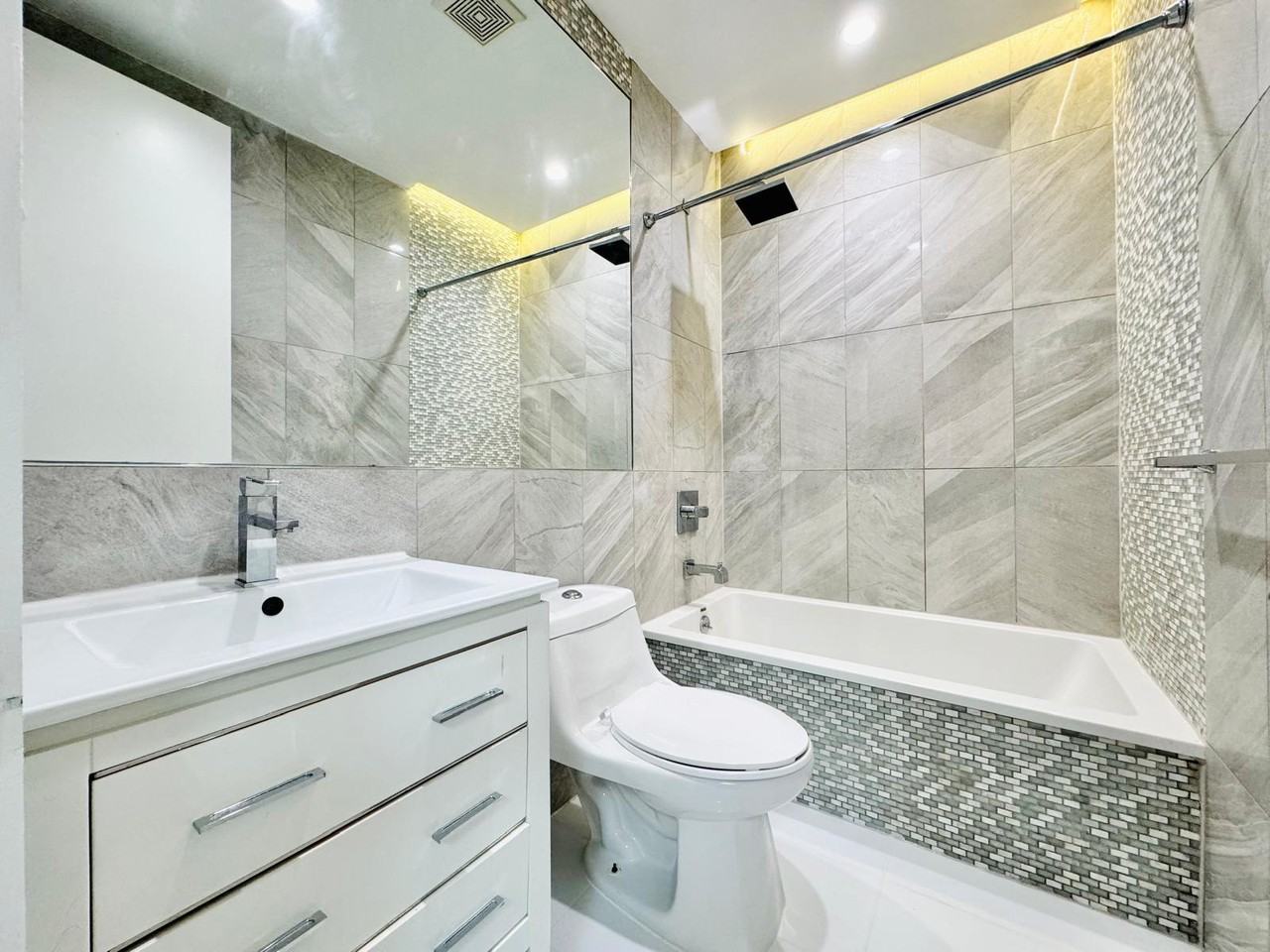 Private Bedroom in 4 Bedroom/2 Bathroom Home - Photo 5 of 5