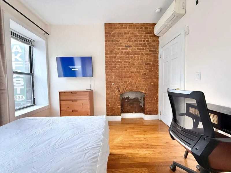 Private Bedroom in 4 Bedroom/1 Bathroom Home - Photo 3 of 8