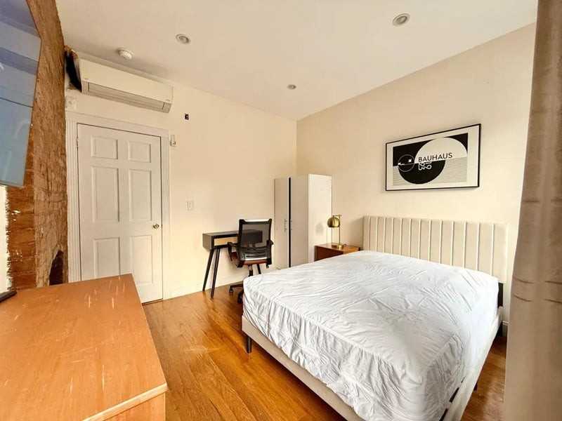 Private Bedroom in 4 Bedroom/1 Bathroom Home - Photo 4 of 8