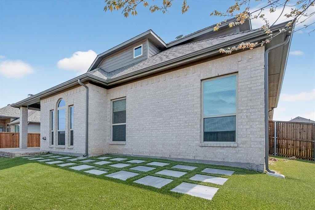 1919 Middleton Dr - Photo 2 of 37