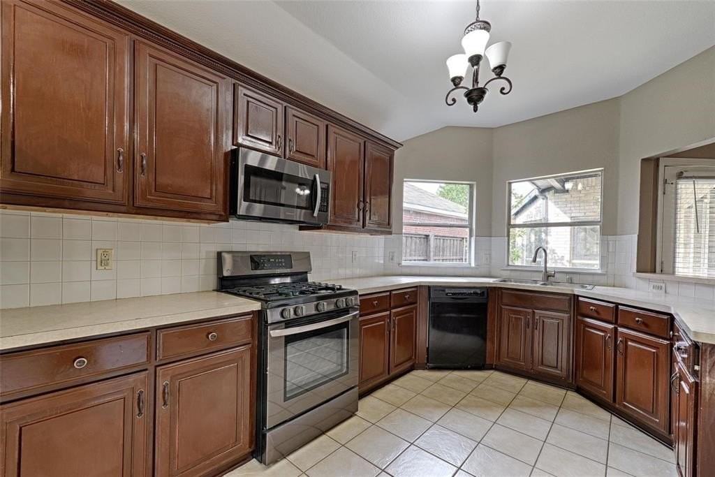 3136 Delaford Dr - Photo 7 of 19