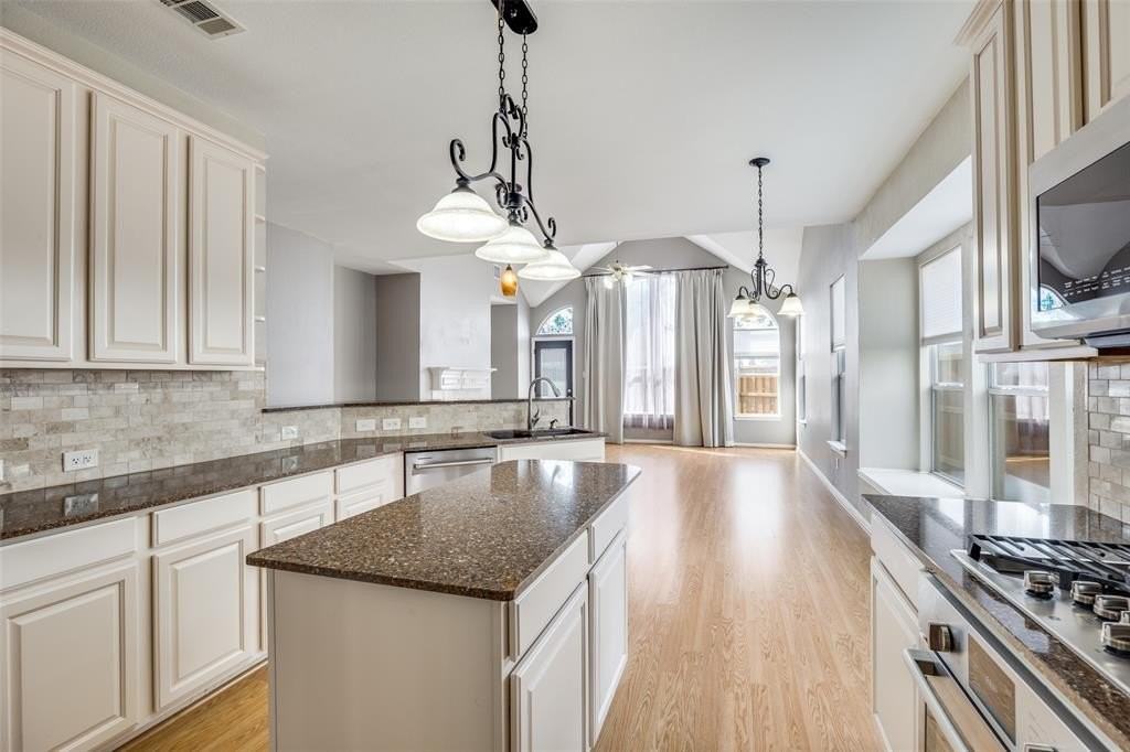 300 Parkhurst Ln - Photo 7 of 12