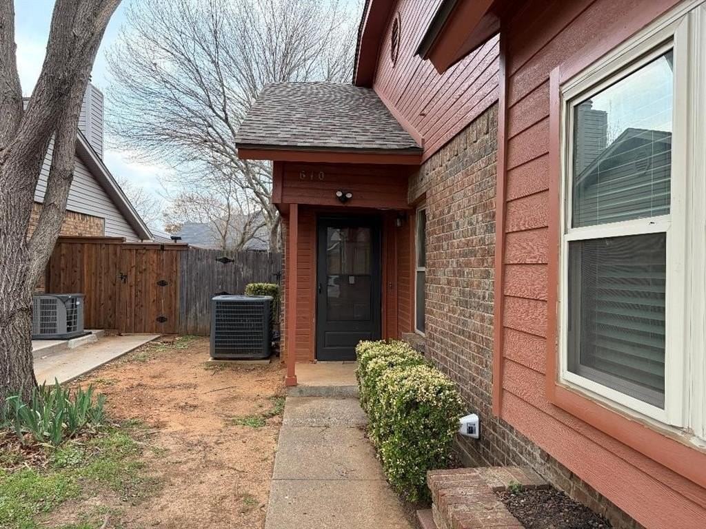 610 Canterbury St - Photo 2 of 13