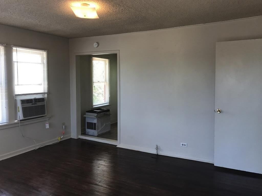 1517 Avenue D #B - Photo 2 of 7