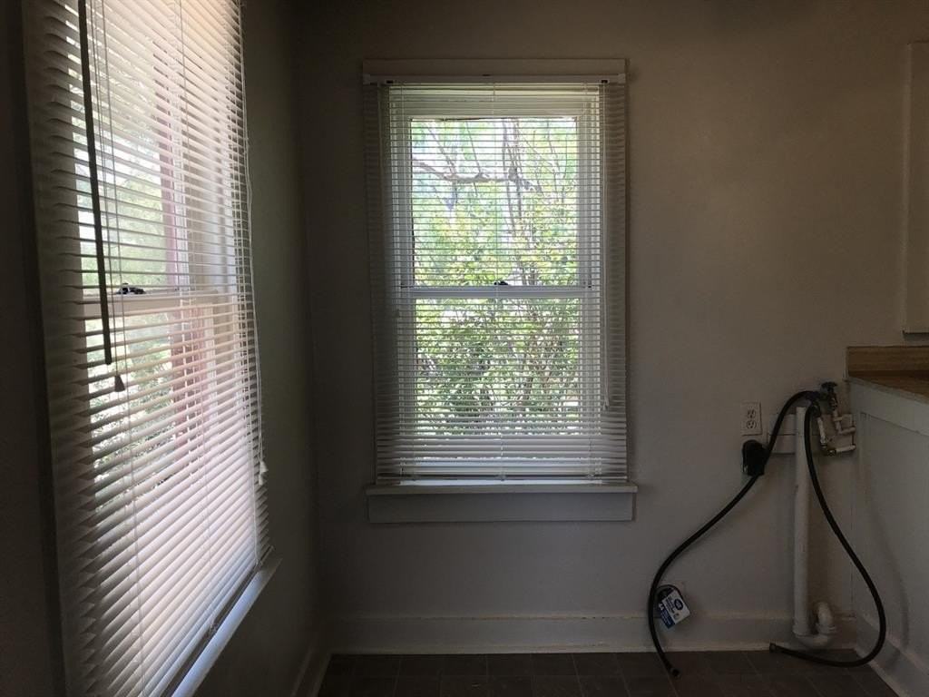 1517 Avenue D #B - Photo 3 of 7