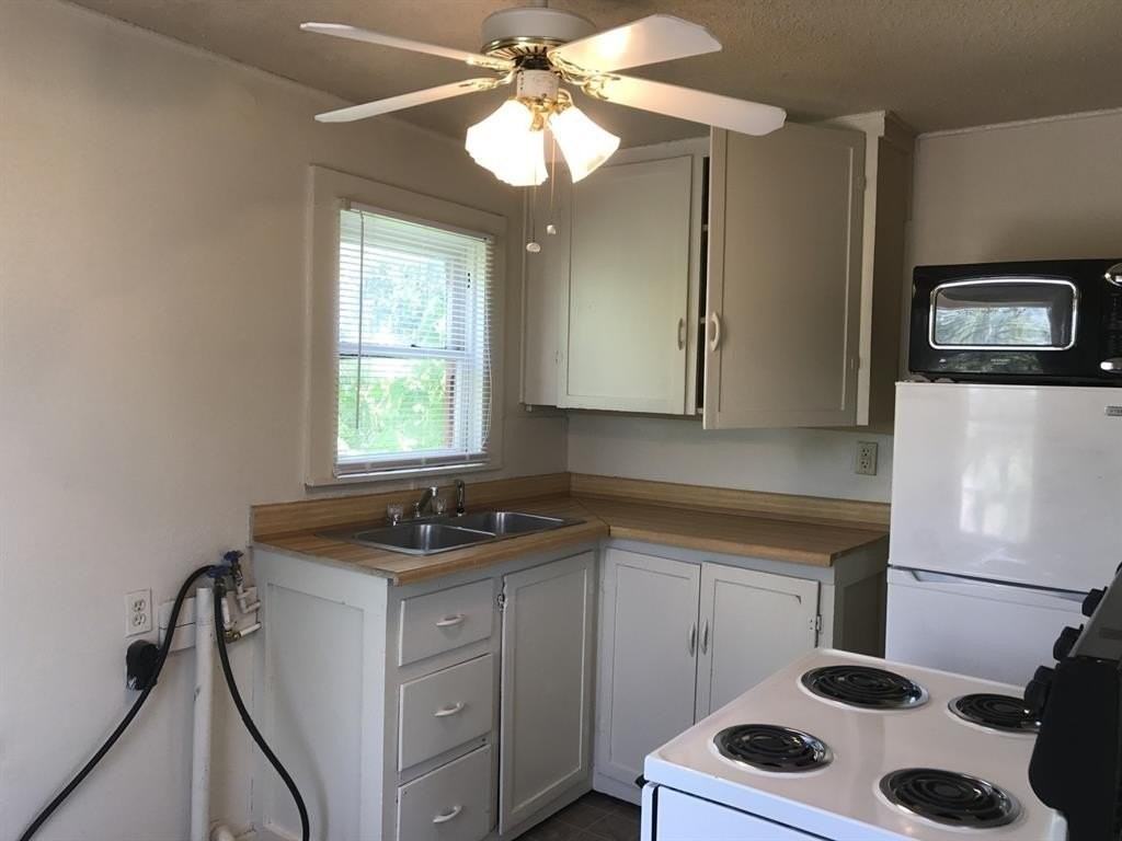 1517 Avenue D #B - Photo 4 of 7