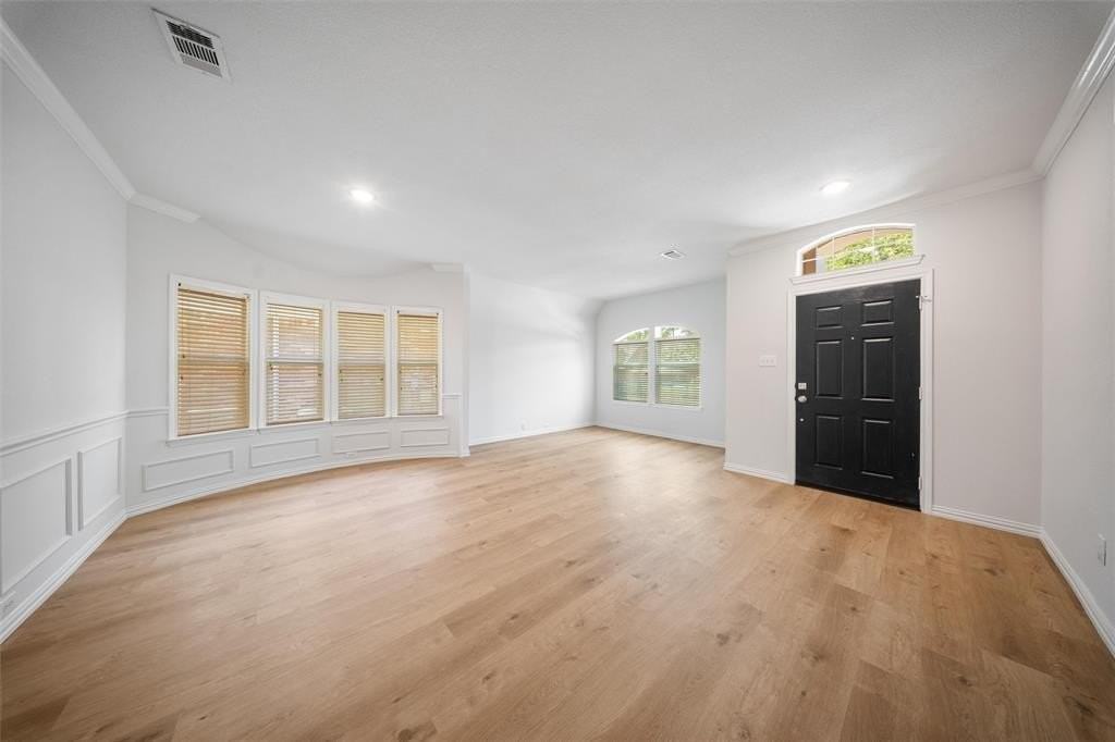 6000 Meadowglen Dr - Photo 3 of 25