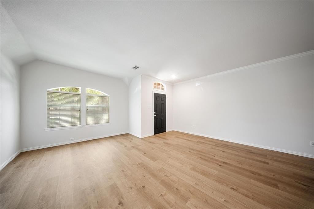 6000 Meadowglen Dr - Photo 4 of 25