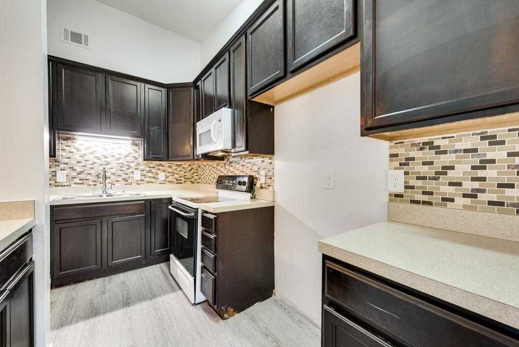 2445 Red River St - Photo 4 of 17