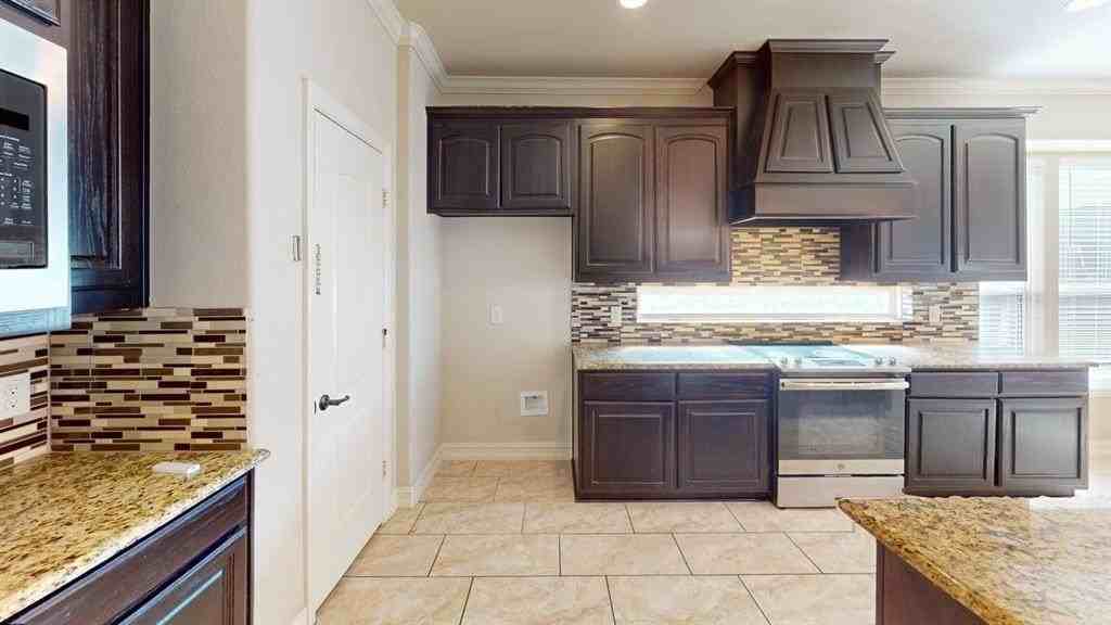 1006 Jamal Dr - Photo 2 of 14