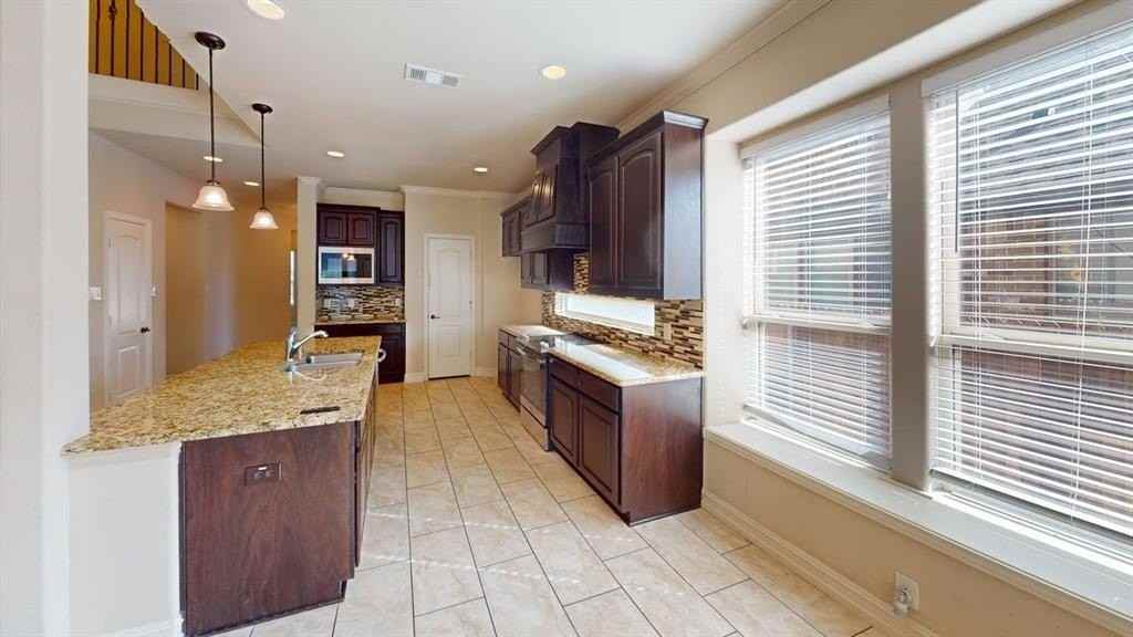 1006 Jamal Dr - Photo 3 of 14