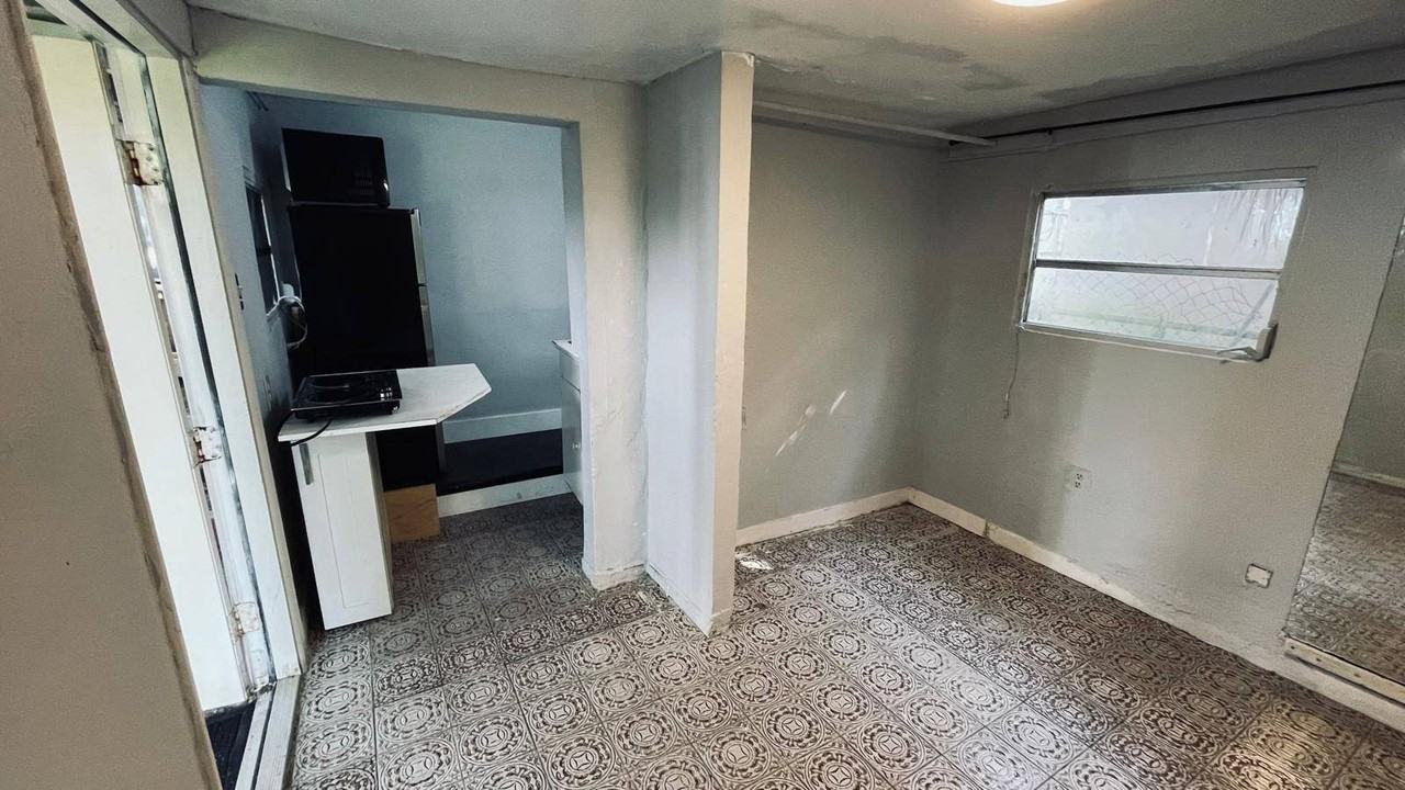 605 Sw 24th Ave - Photo 2 of 5