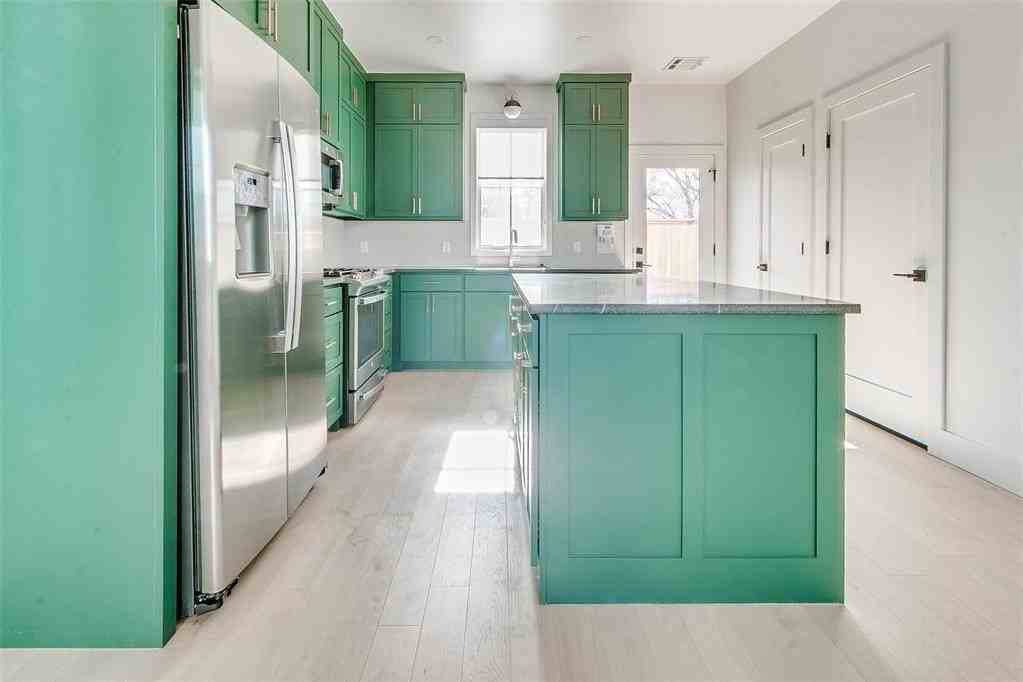 1056 Hangar Dr - Photo 3 of 9