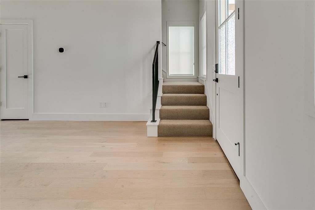 1056 Hangar Dr - Photo 4 of 9