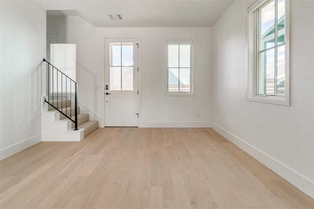 1056 Hangar Dr - Photo 5 of 9