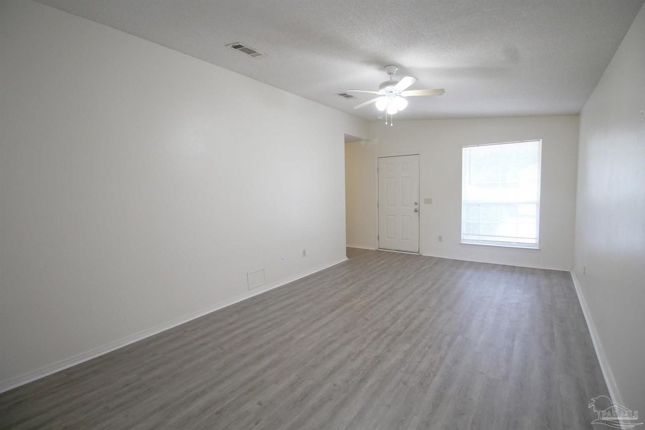 404 Oak Knoll Ln - Photo 2 of 17