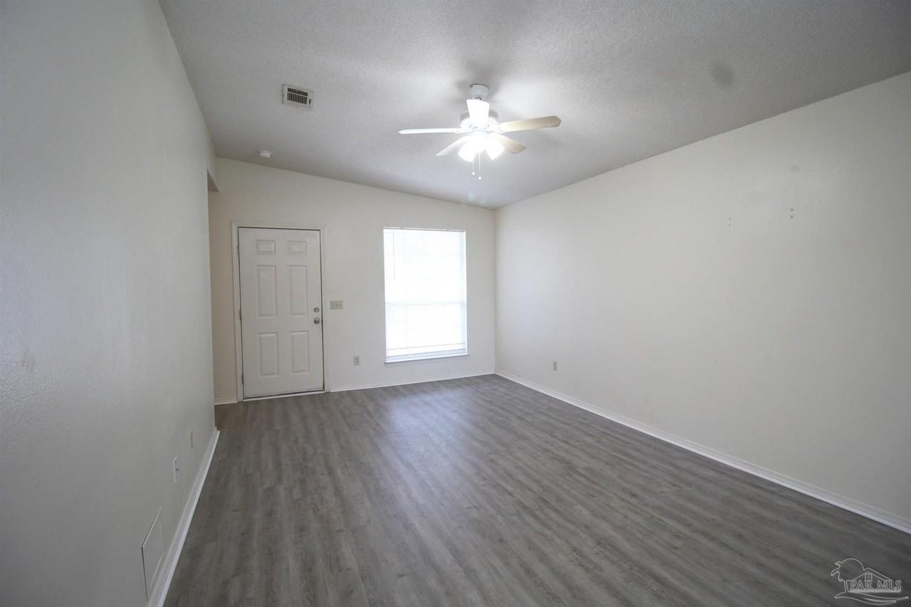 404 Oak Knoll Ln - Photo 3 of 17