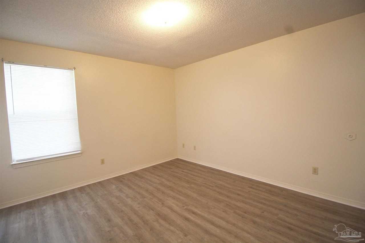 404 Oak Knoll Ln - Photo 6 of 17