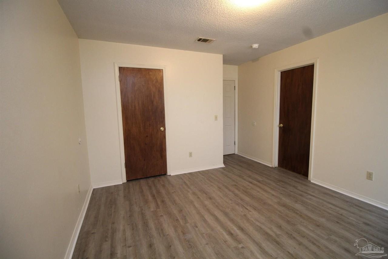 404 Oak Knoll Ln - Photo 7 of 17