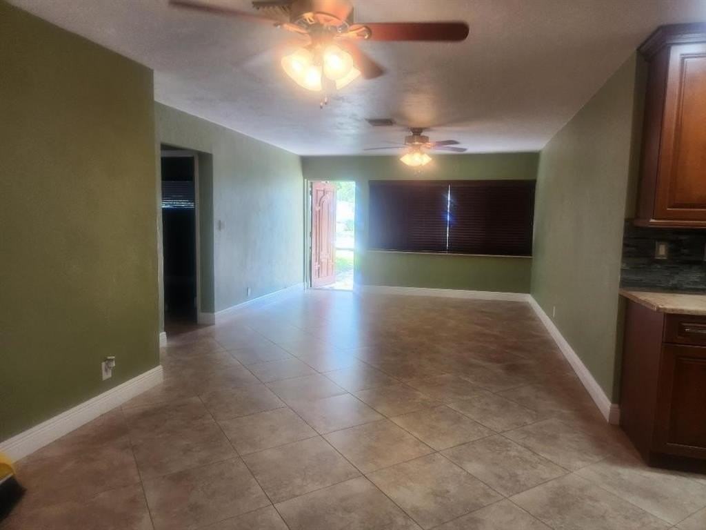 1261 Ne 2nd St - Photo 4 of 13