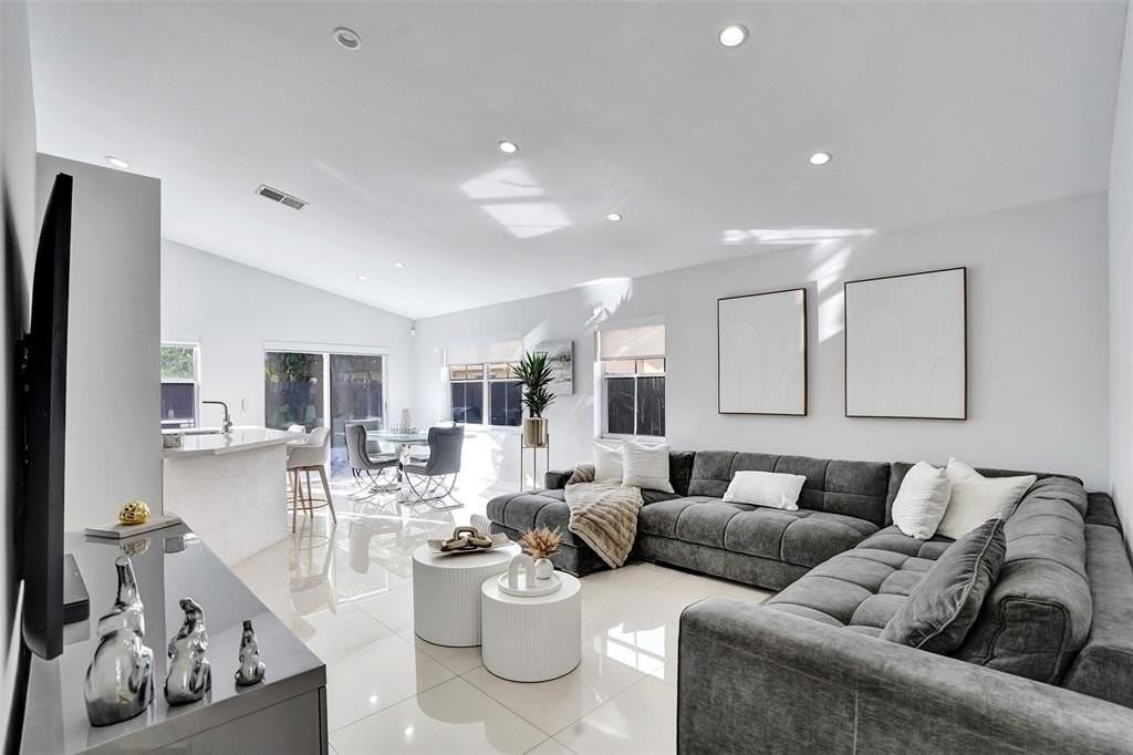 1451 Nw 47th Ave - Photo 2 of 23